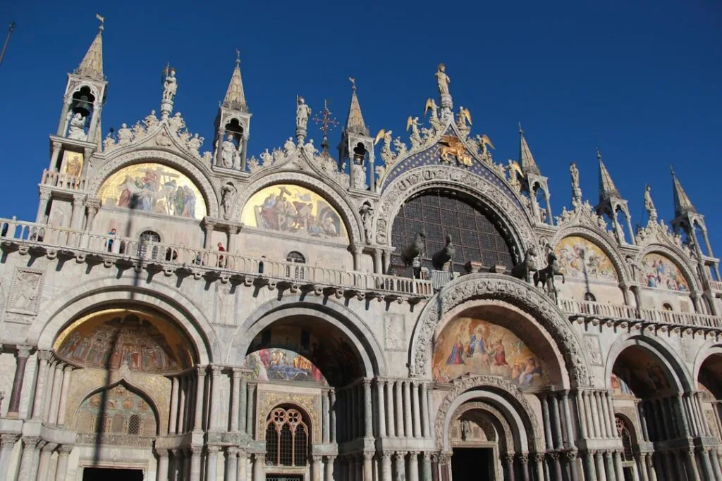 Façade ornée de la basilique Saint-Marc sous ciel bleu à Venise