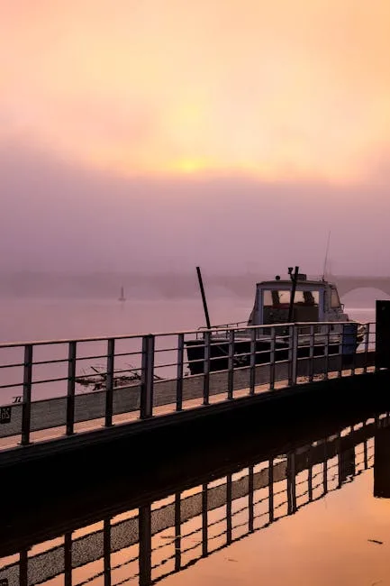 Un bateau amarré au quai, reflet doré sur l'eau brumeuse à Venise