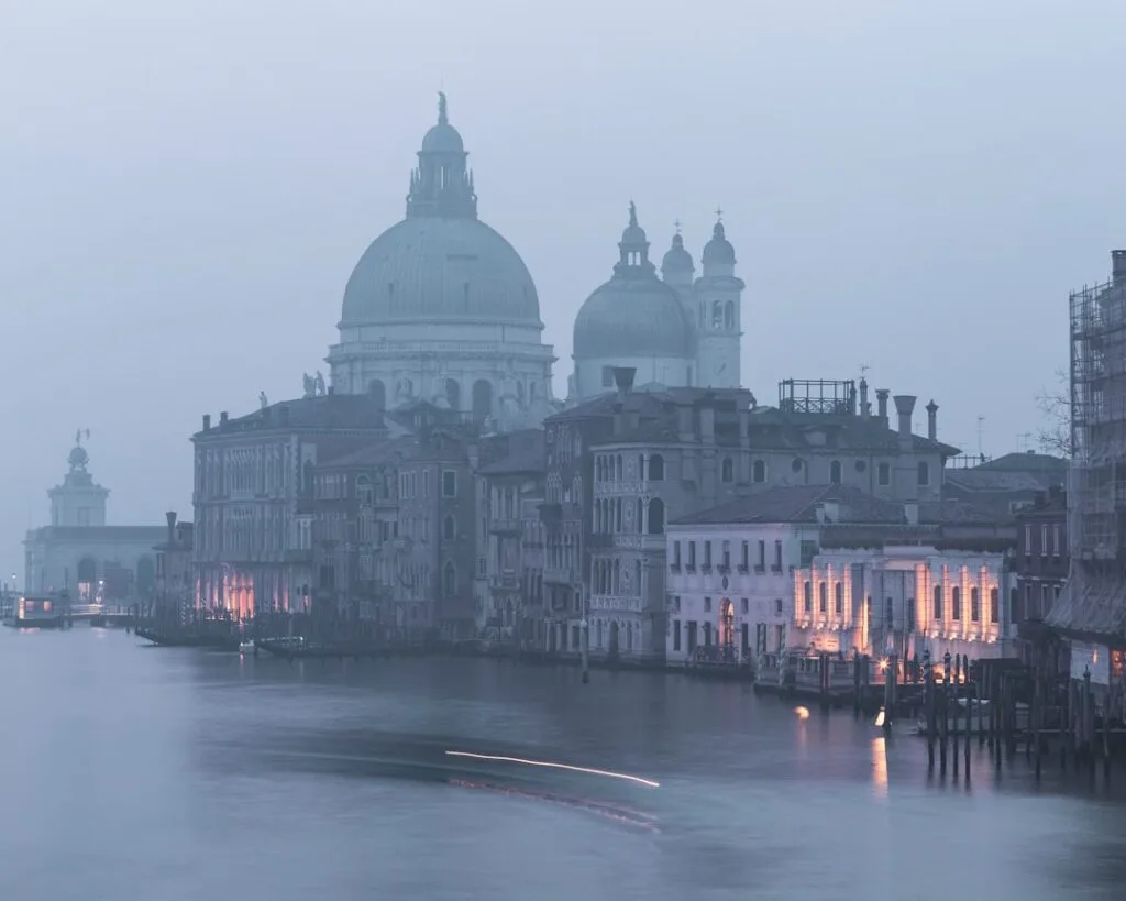 Santa Maria della Salute vue depuis le Grand Canal à Venise dans la brume
