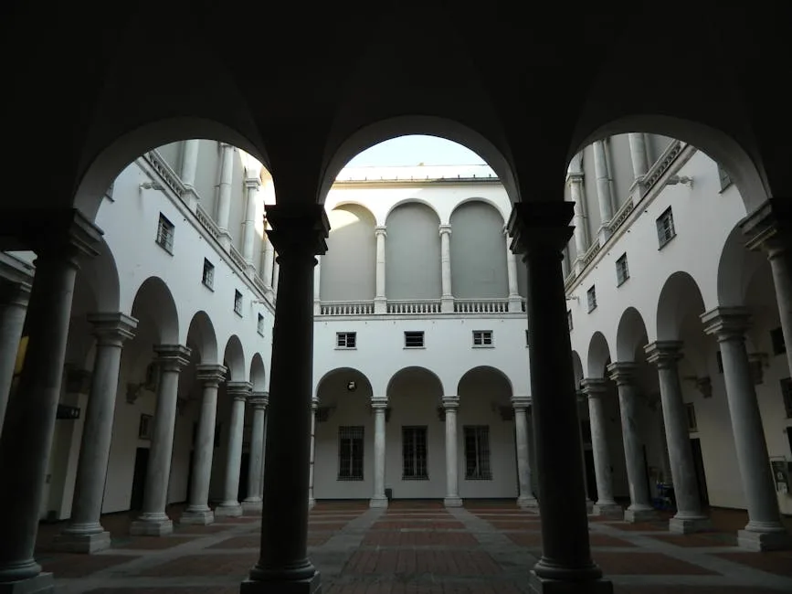Cour intérieure à arcades et colonnes dans un bâtiment de Venise