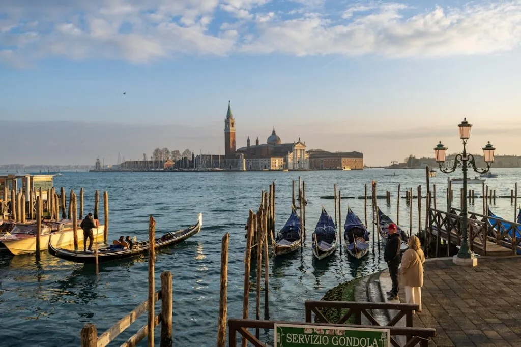 Gondoles amarrées au bord, vue sur l'île San Giorgio à Venise