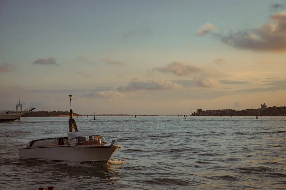 Bateau-taxi glissant sur la lagune, coucher de soleil à Venise