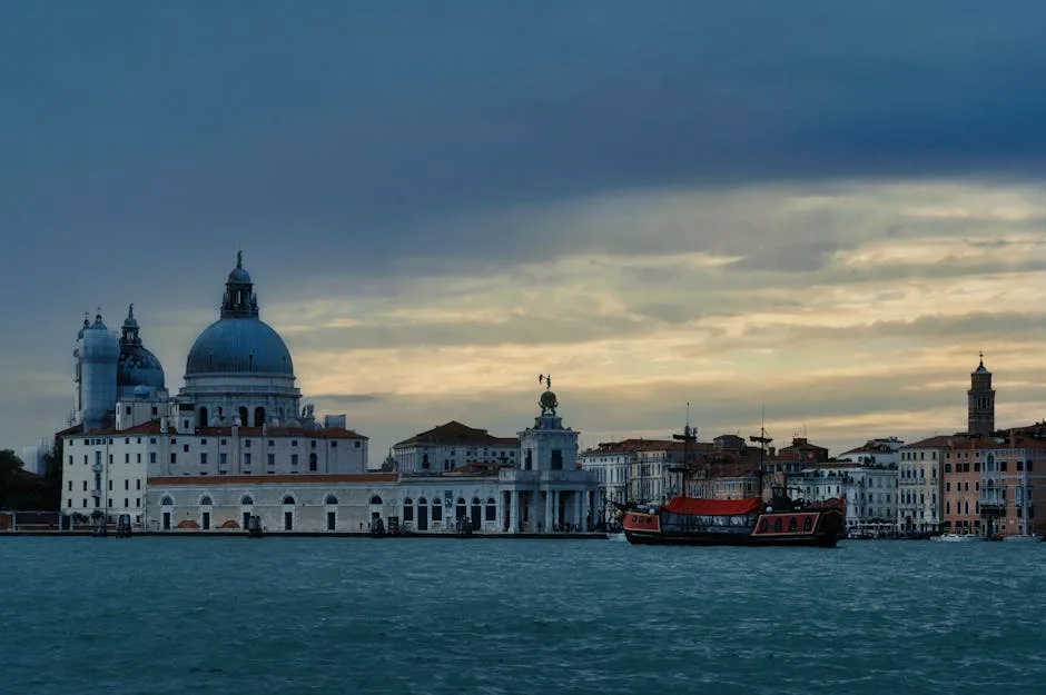 Basilique Santa Maria della Salute à Venise, bateau vénitien sur l'eau.