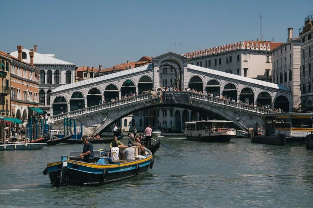 Le pont du Rialto à Venise surplombant le Grand Canal animé.