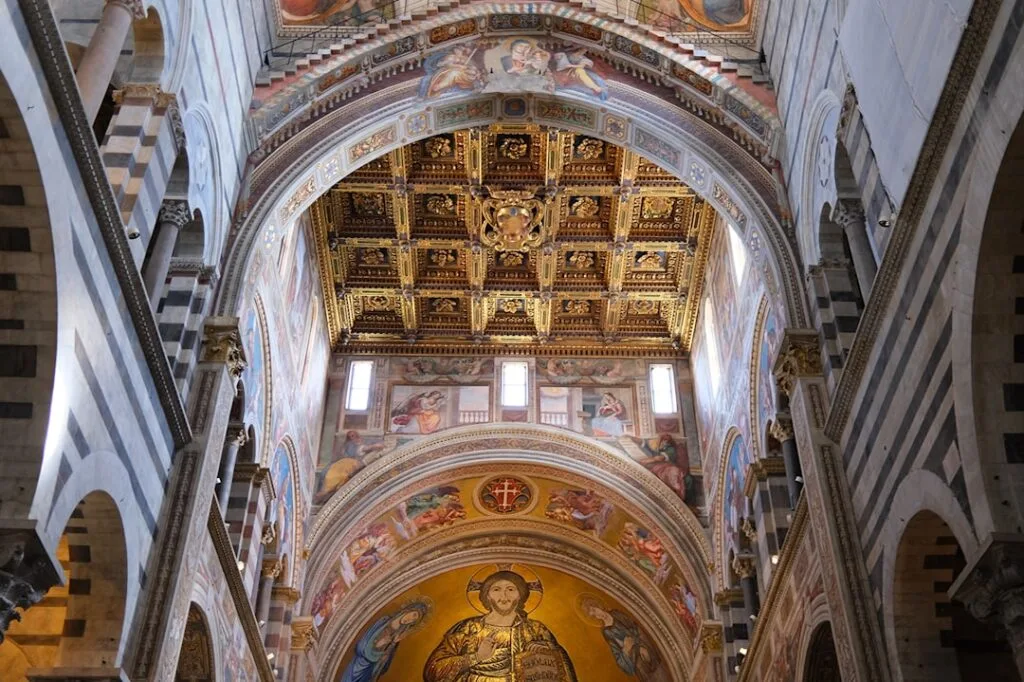 Nef ornée d'une voûte dorée et mosaïque du Christ à Venise