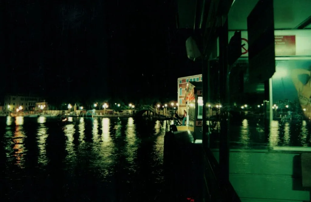 Vue nocturne depuis un vaporetto, quais et reflets lumineux sur le Grand Canal
