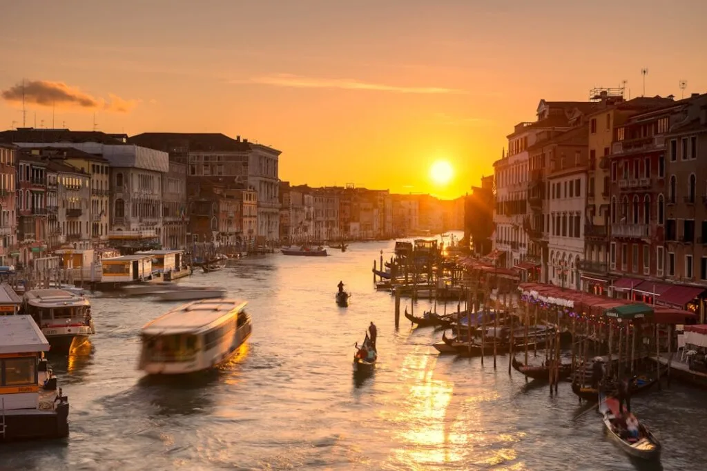 Grand Canal à Venise au coucher du soleil, bateaux et gondoles
