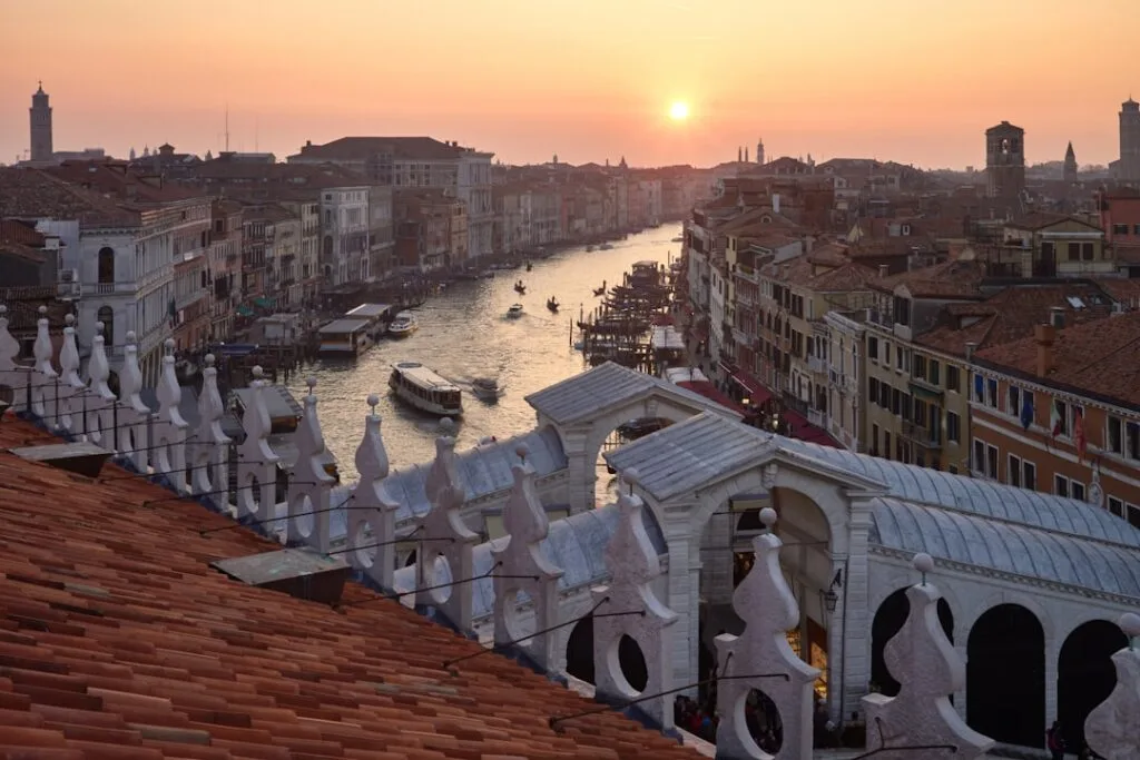 Coucher de soleil sur le Grand Canal de Venise, bateaux glissant.