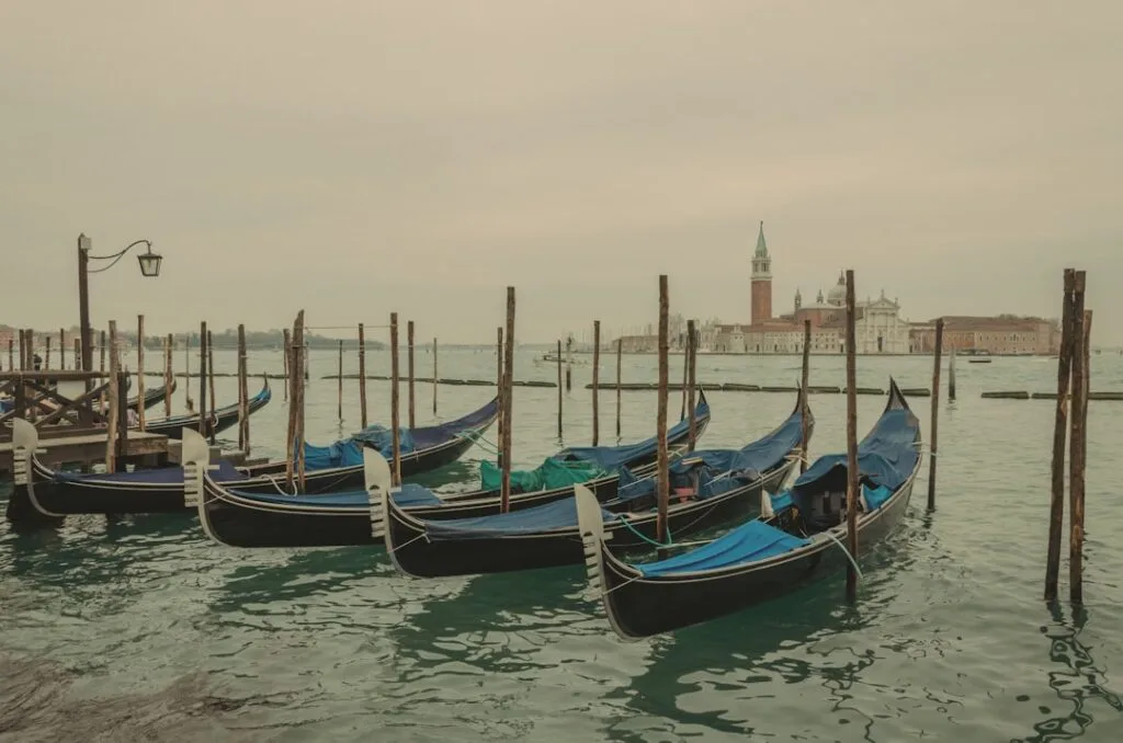 Gondoles amarrées à Venise, île San Giorgio Maggiore en arrière-plan.