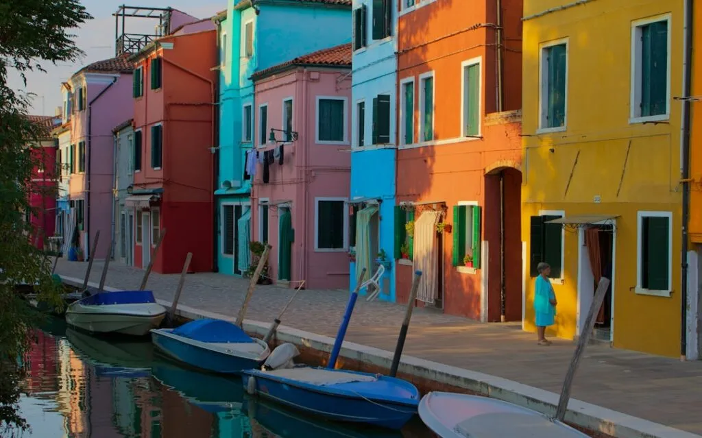 Façades colorées et barques le long d'un canal à Burano, île proche de Venise