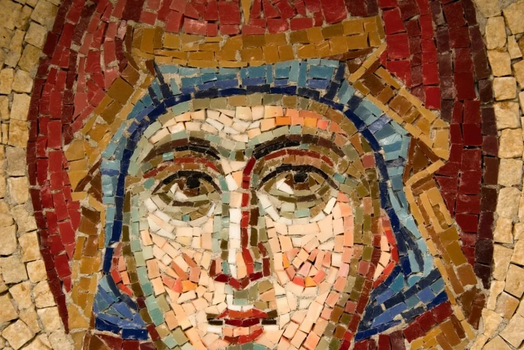 Mosaïque colorée représentant un visage byzantin dans une église de Venise