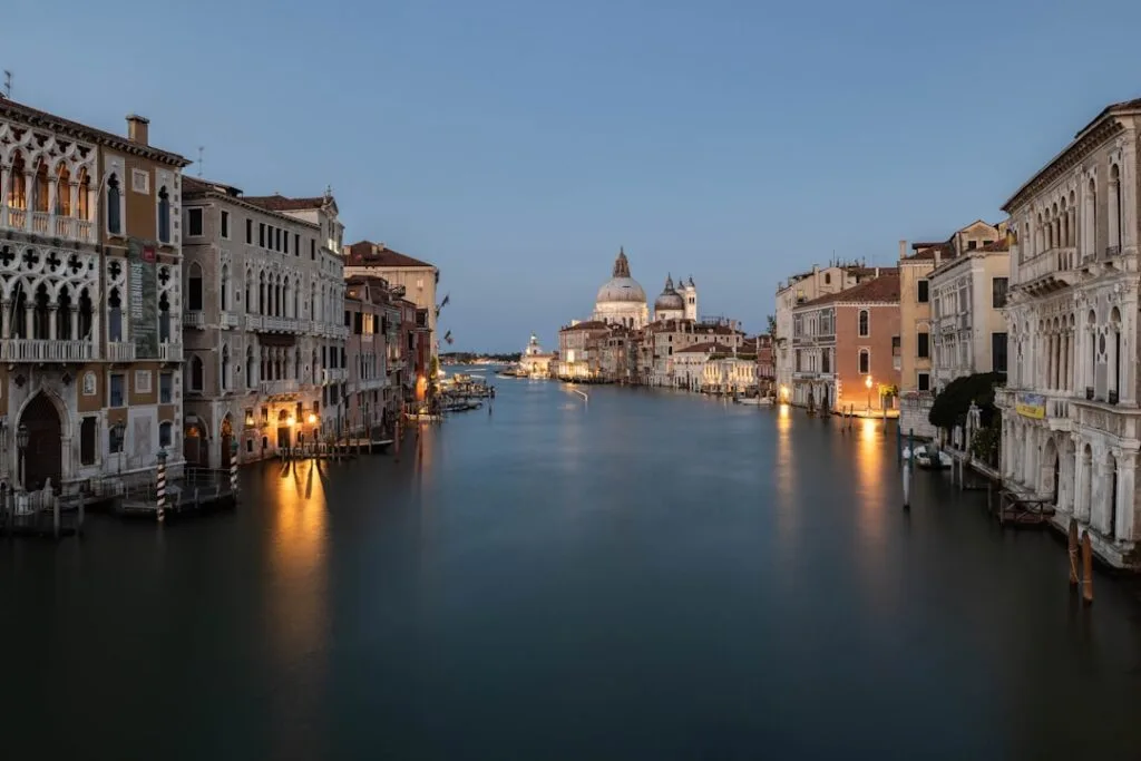 Vue sur le Grand Canal de Venise et la Salute au loin