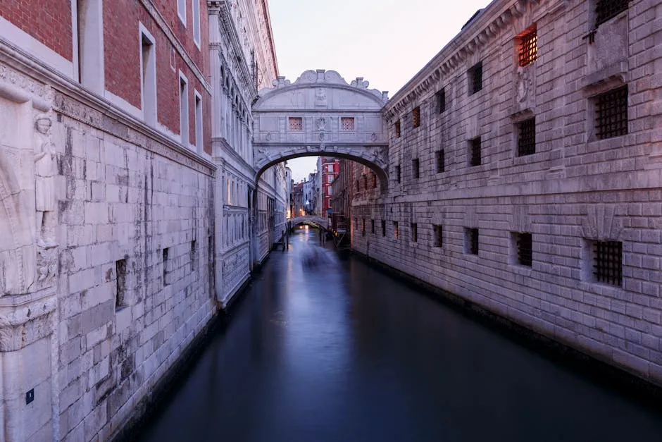 Le Pont des Soupirs encadrant un canal étroit à Venise
