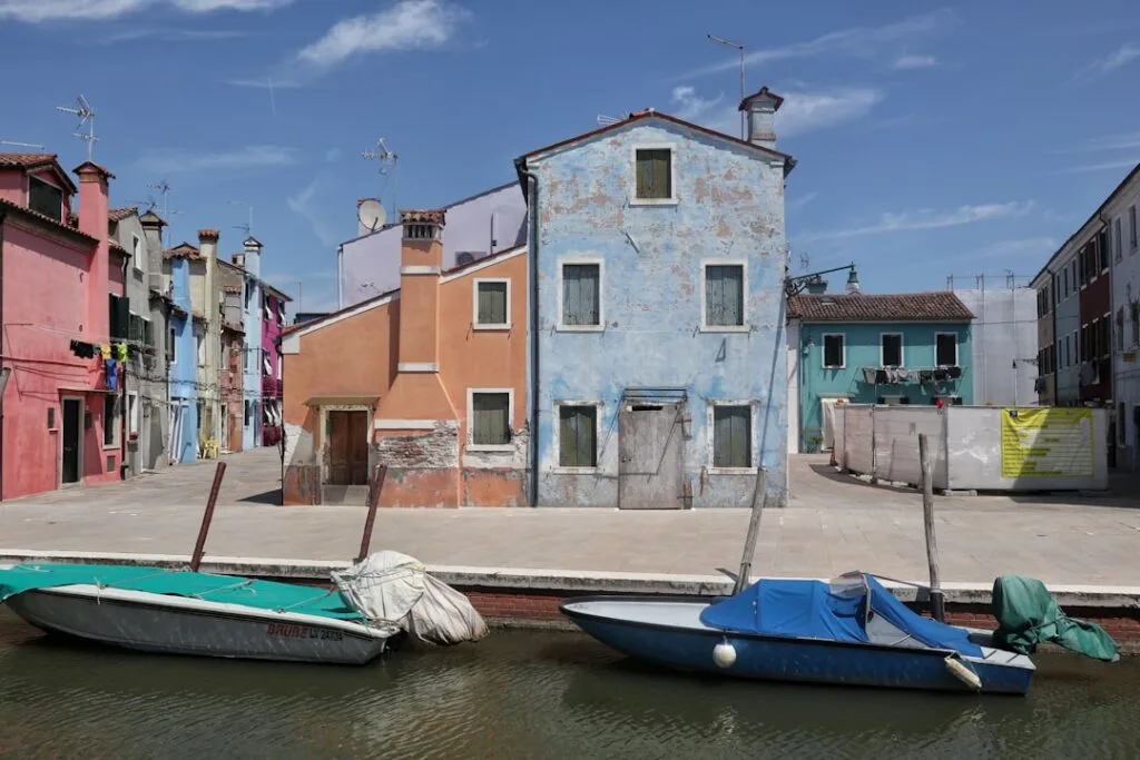 Façades colorées de Burano à Venise, bateaux amarrés au canal