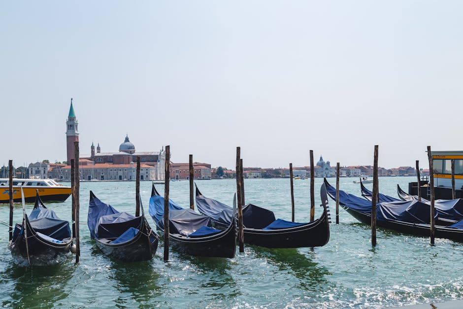 Gondoles amarrées sur l'eau devant San Giorgio Maggiore à Venise