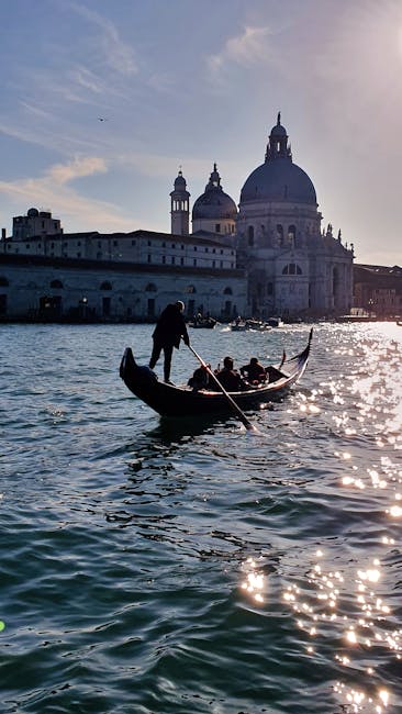 Gondole silhouettée sur le Grand Canal devant la Salute à Venise