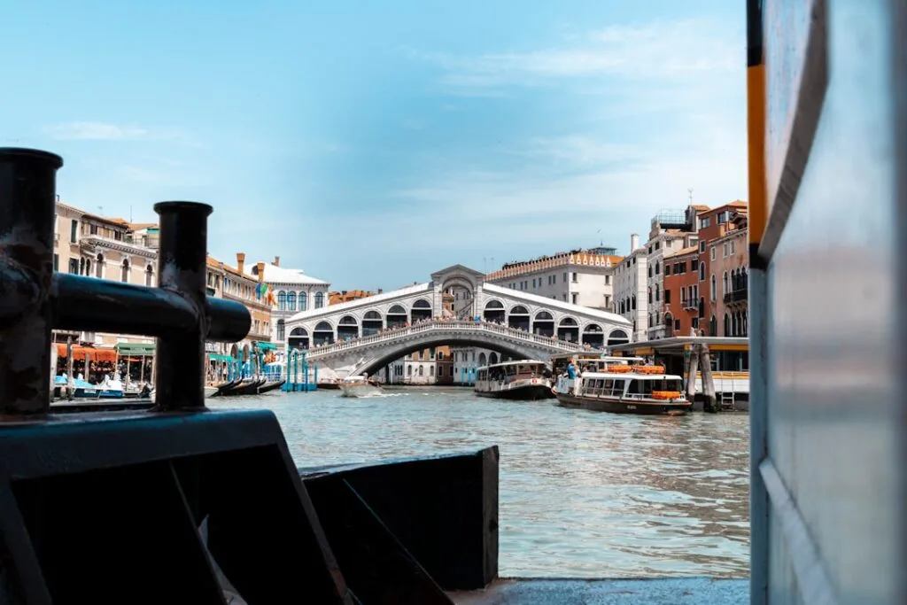 Le pont du Rialto à Venise encadré par bateaux et quais