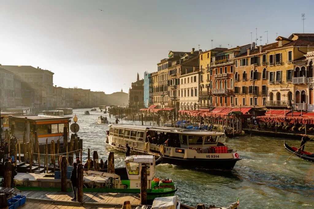 Vaporetto et façades colorées le long du Grand Canal à Venise