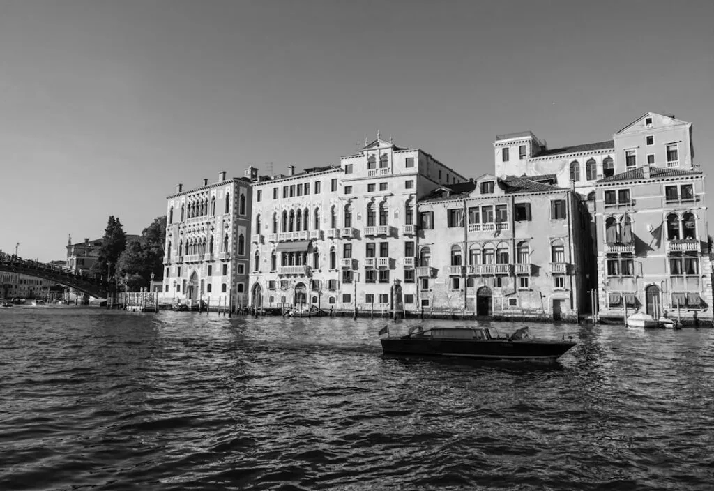 Palazzi le long du Grand Canal en noir et blanc, bateau en silhouette