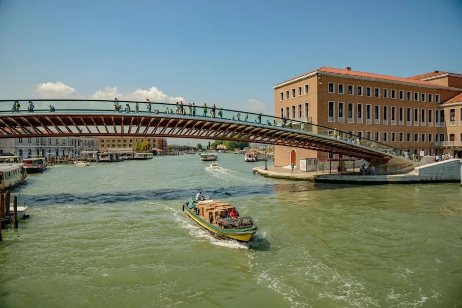 Passerelle moderne Ponte della Costituzione à Venise, bateau qui passe dessous