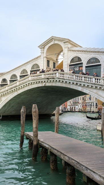 Le pont du Rialto à Venise vu depuis un ponton en bois