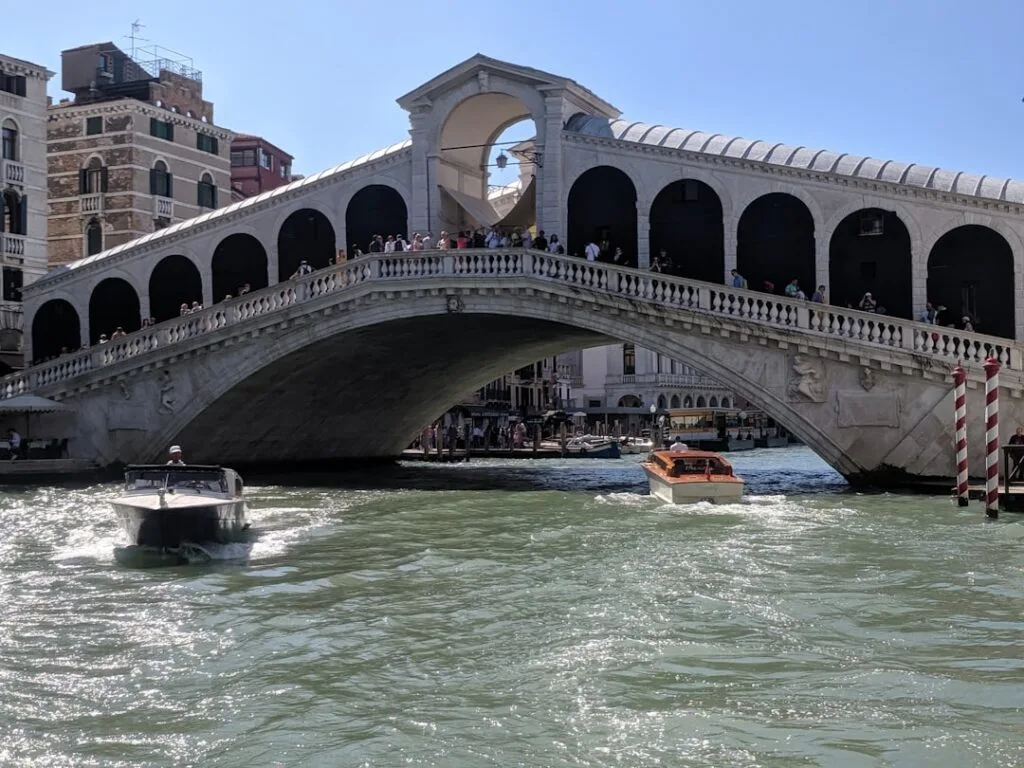 Le pont du Rialto à Venise, bateaux sur le Grand Canal