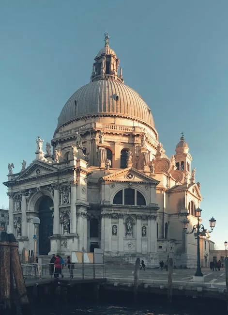 La basilique Santa Maria della Salute au bord du Grand Canal, Venise