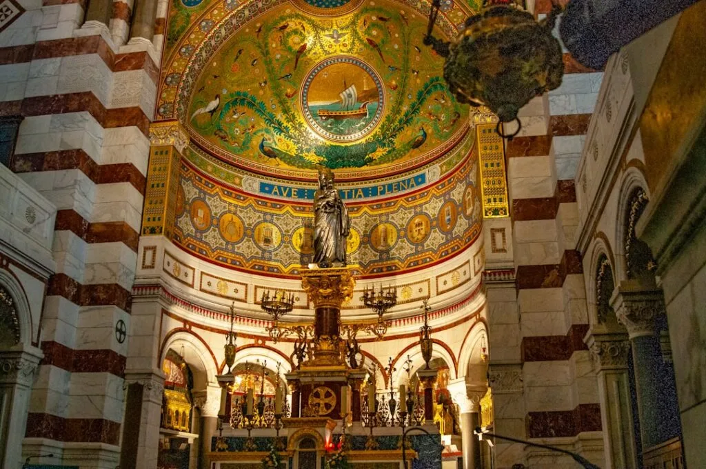 Intérieur doré et mosaïques de la basilique Saint‑Marc à Venise