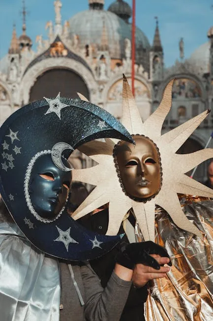 Deux masques soleil et lune du carnaval devant la basilique à Venise