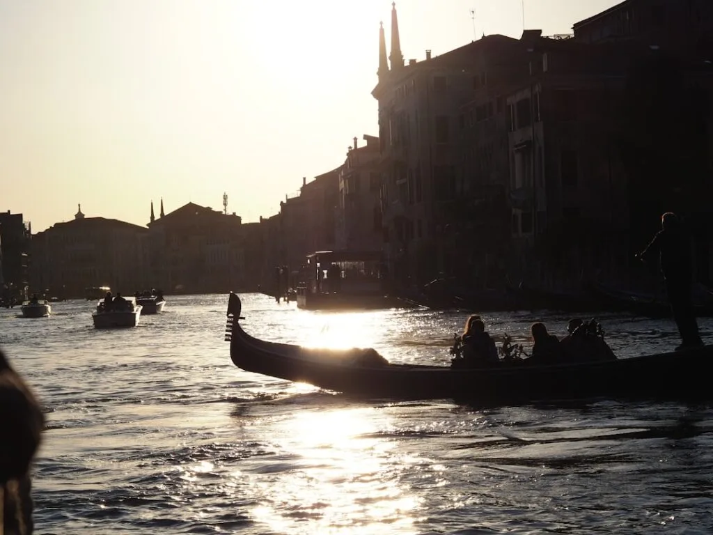 Gondole en silhouette au coucher de soleil sur le Grand Canal, Venise