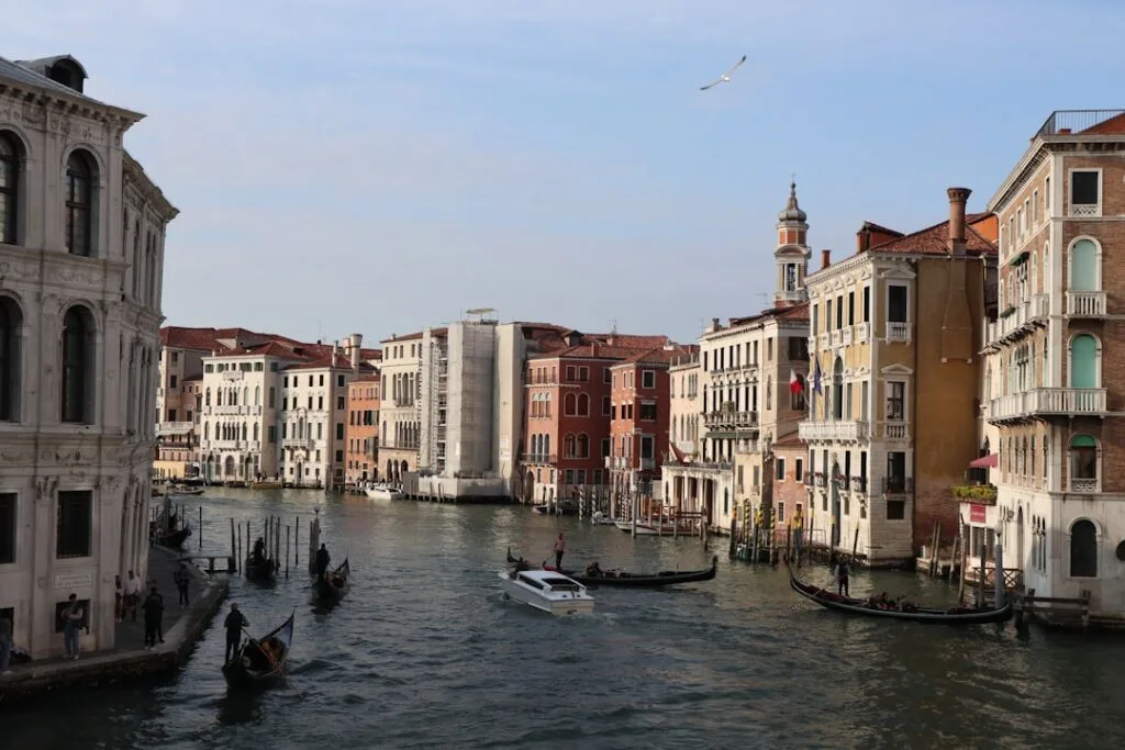 Gondoles et bateaux voguant sur le Grand Canal entre palais vénitiens, Venise