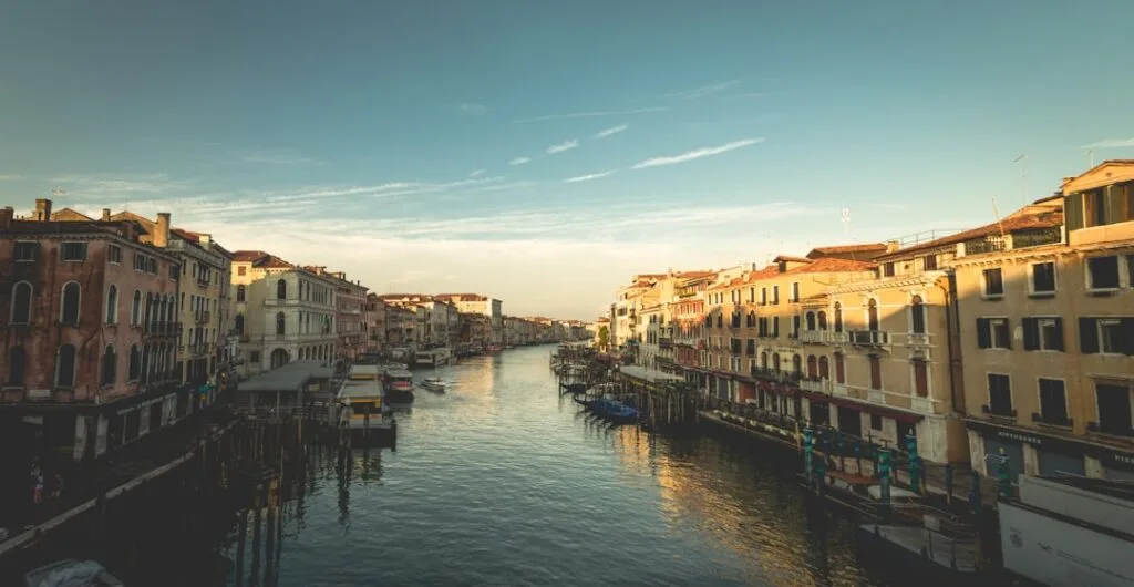 Vue du Grand Canal à Venise, façades colorées baignées de lumière