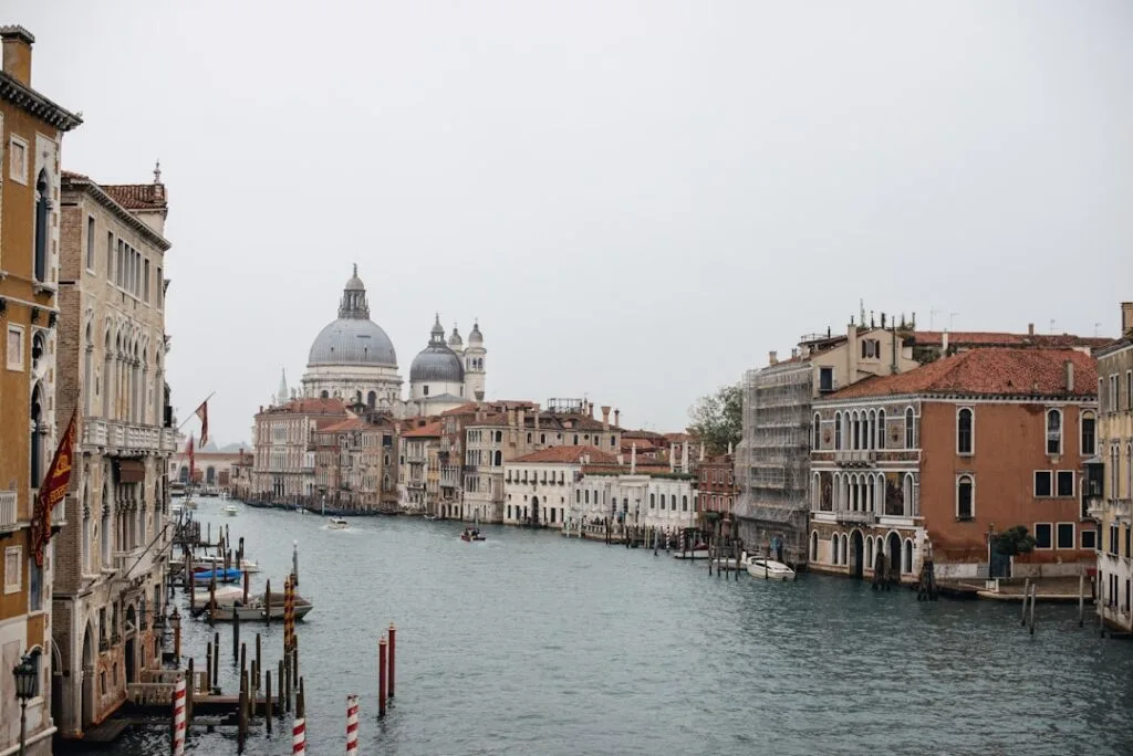 Grand Canal avec la basilique Santa Maria della Salute en arrière-plan, Venise