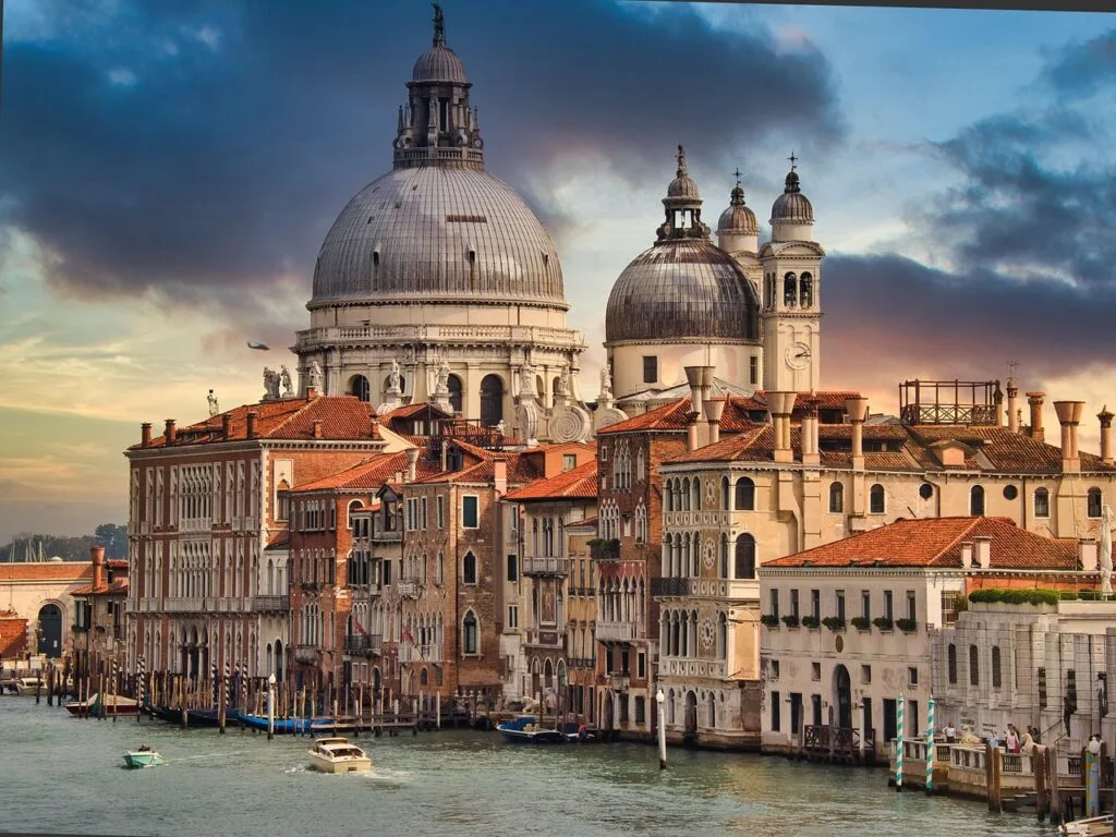 Basilique Santa Maria della Salute dominant le Grand Canal de Venise
