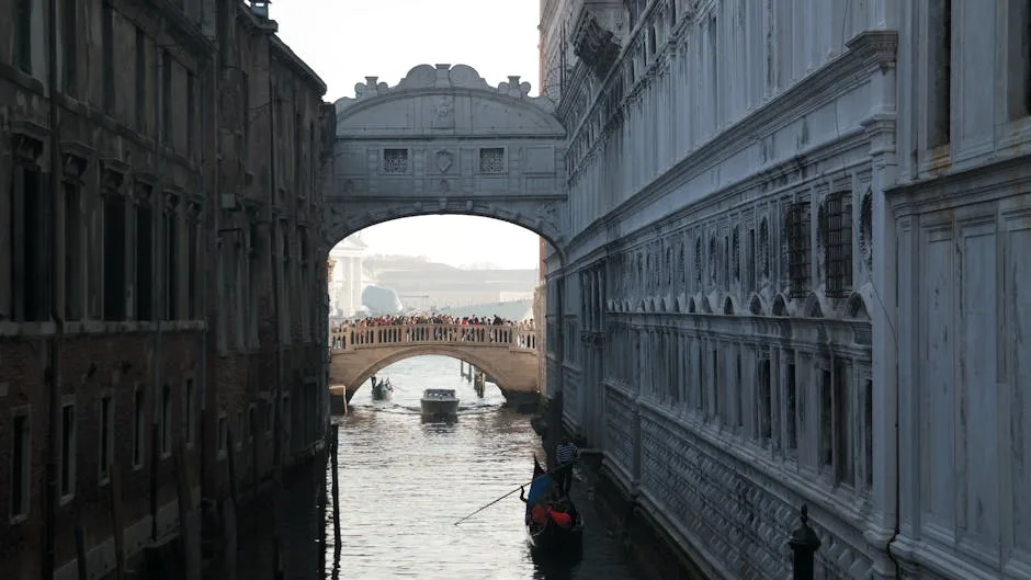 Gondole glissant sous le Pont des Soupirs, ruelles monumentales de Venise