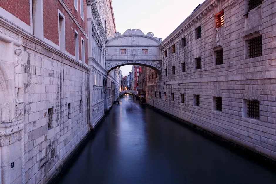 Pont des Soupirs à Venise, canal étroit au crépuscule