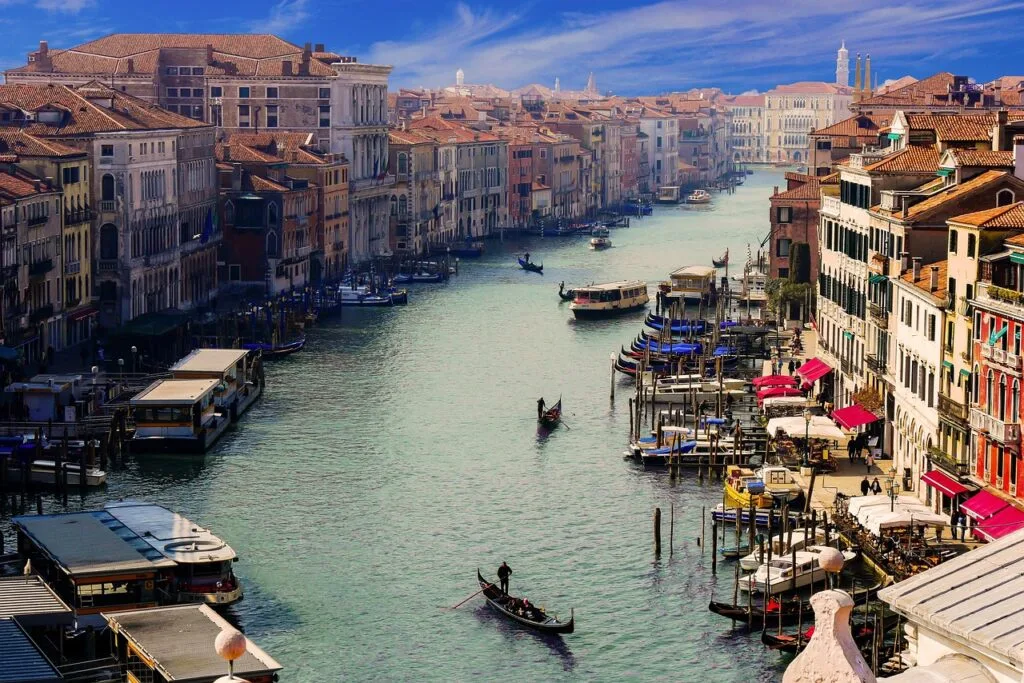 Vue aérienne du Grand Canal à Venise avec gondoles et bateaux