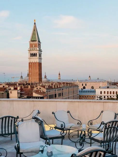 Terrasse sur toit avec chaises et campanile de Saint‑Marc à Venise