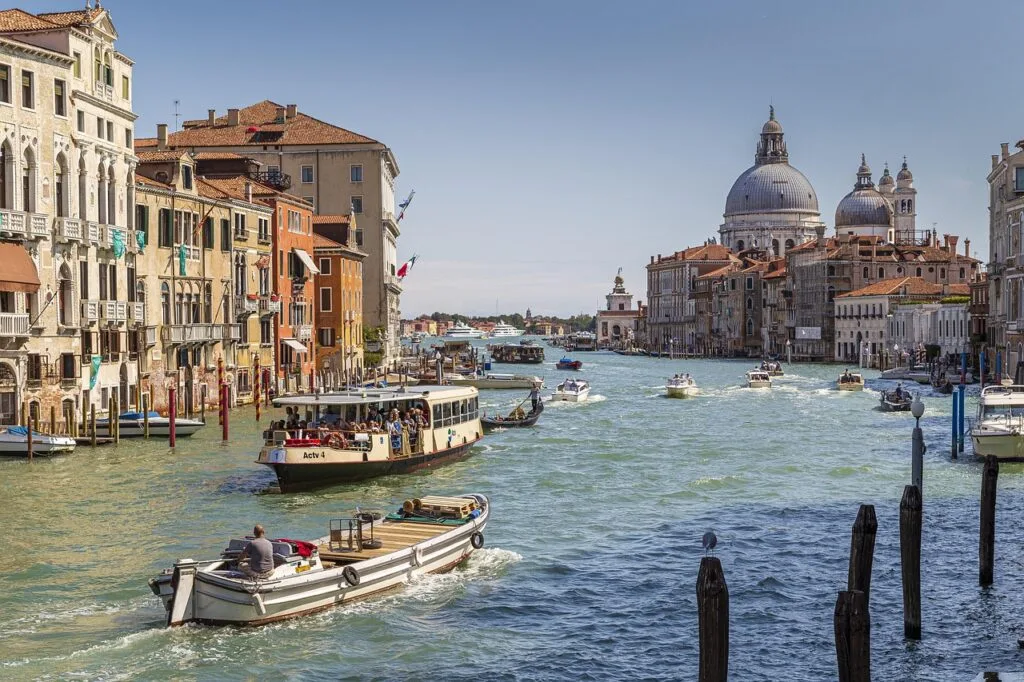 Bateau vaporetto et trafic sur le Grand Canal devant la Salute à Venise