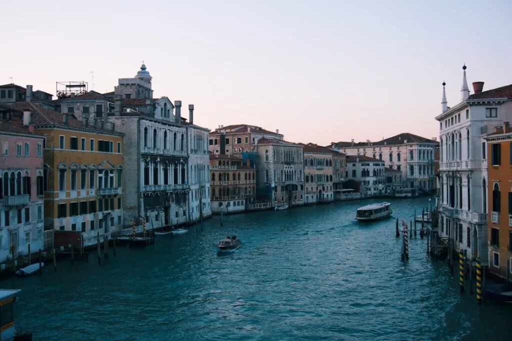Bâtiments colorés le long du Grand Canal à Venise au matin