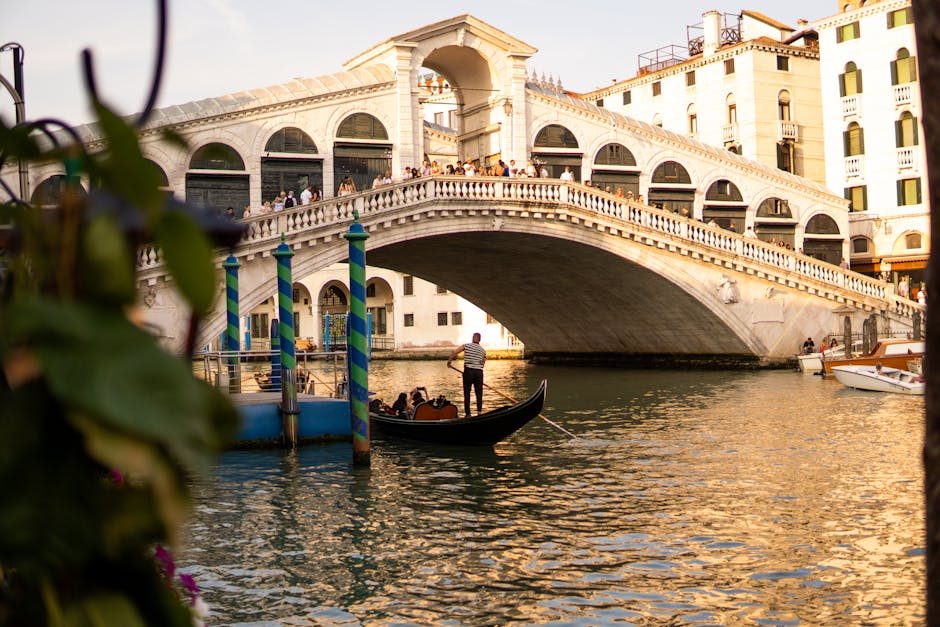Gondole naviguant sous le pont du Rialto à Venise au coucher
