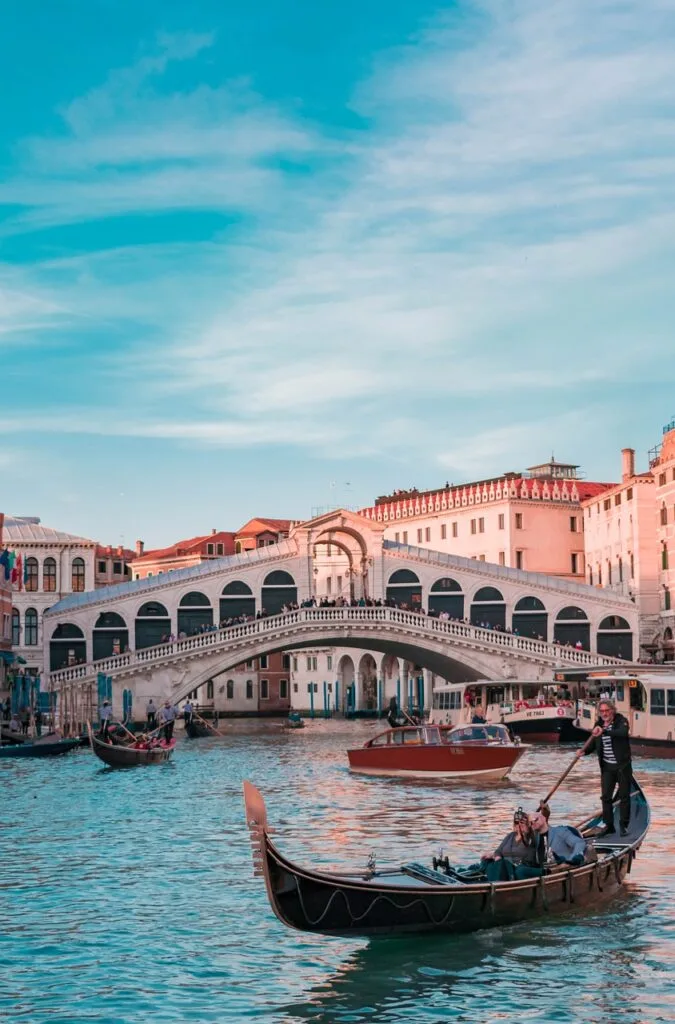 Pont du Rialto à Venise sur le Grand Canal, gondole au premier plan