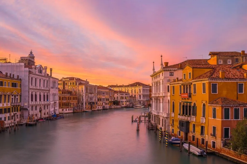 Grand Canal de Venise au coucher du soleil, façades colorées.