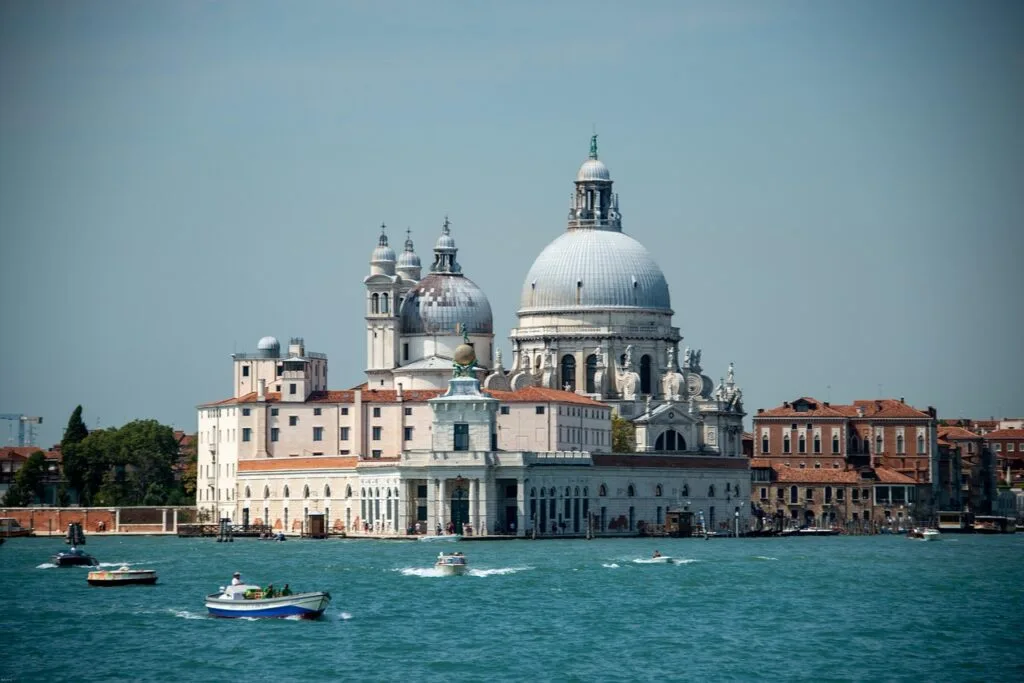 Basilique Santa Maria della Salute à Venise, vue depuis la lagune