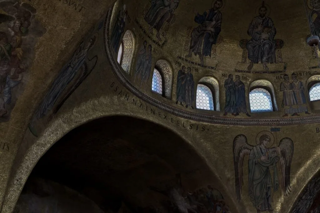Mosaïques dorées et fenêtres de la basilique Saint-Marc à Venise