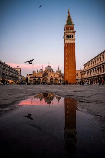 Place Saint‑Marc à Venise avec le campanile reflété dans une flaque