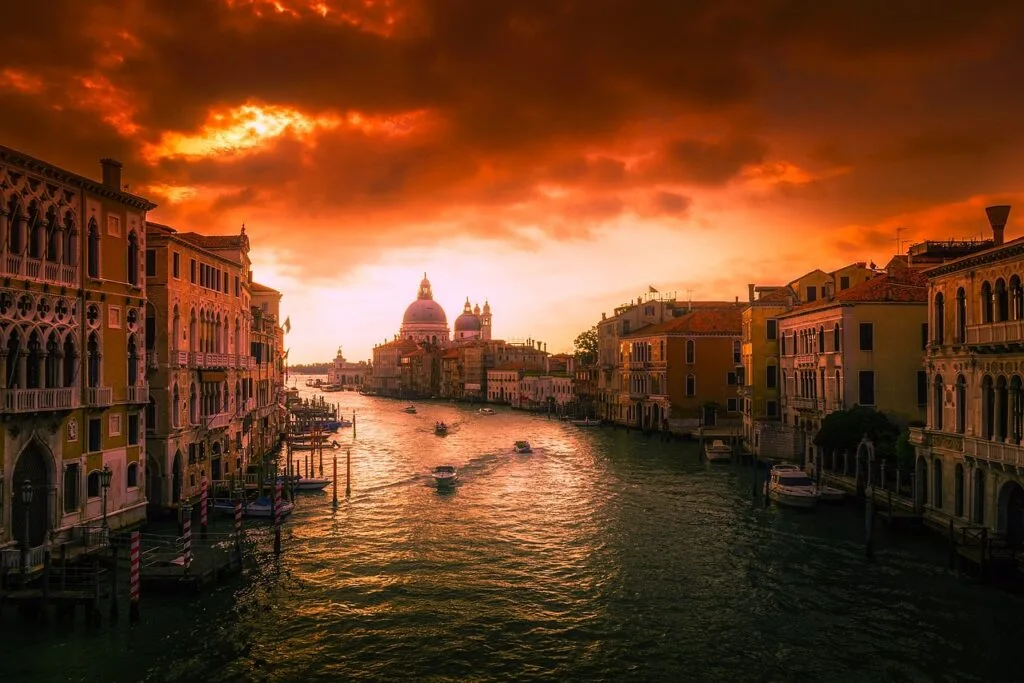 Ciel flamboyant au-dessus du Grand Canal de Venise et Salute
