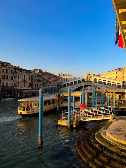 Vaporetto quittant l'embarcadère près du pont du Rialto à Venise
