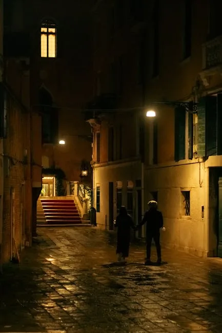 Couple main dans la main dans une ruelle nocturne de Venise
