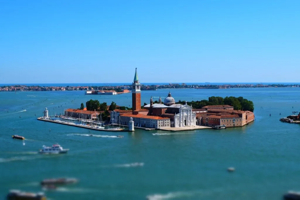 Vue aérienne de l'île San Giorgio Maggiore dans la lagune de Venise